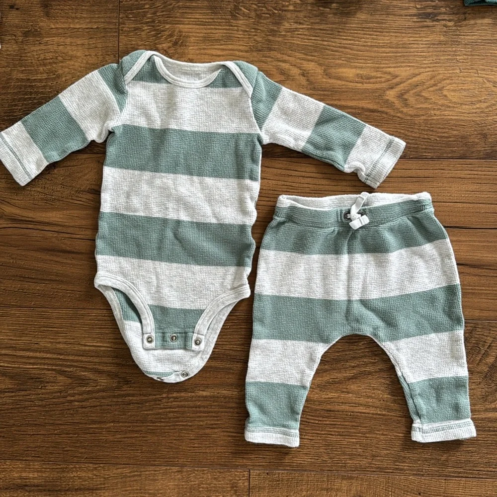Bundle of 6 month baby boy sweatshirt / long sleeve sets, Carter’s, Cat&Jack